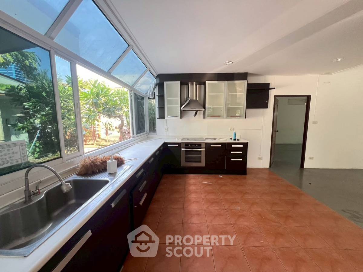 picture 4-BR Detached House With Garden, Thong Lo BTS Area, Bangkok (ID 3004415) - 10/10