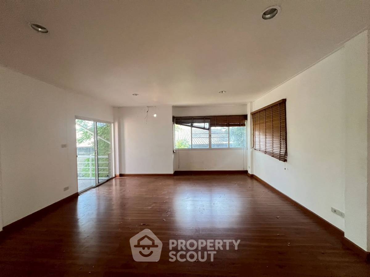picture 4-BR Detached House With Garden, Thong Lo BTS Area, Bangkok (ID 3004415) - 4/10