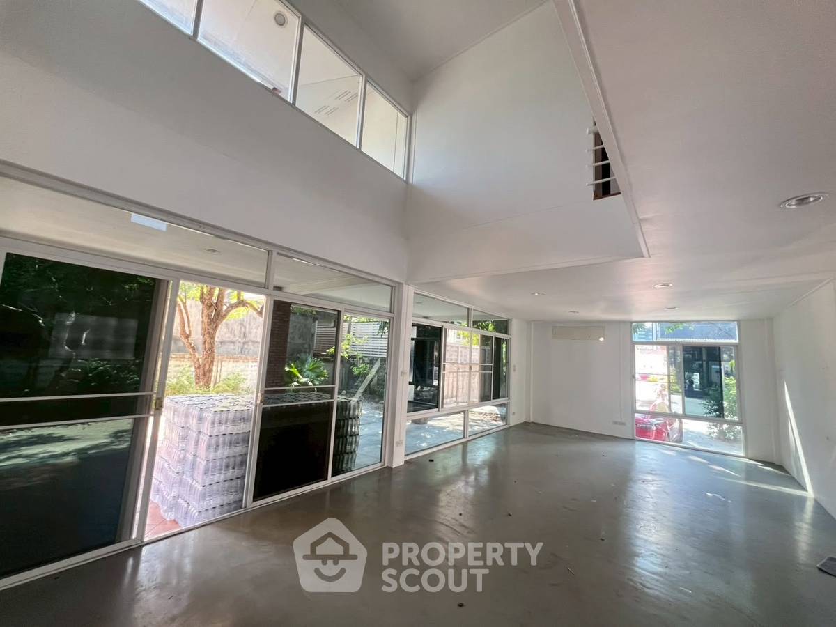 picture 4-BR Detached House With Garden, Thong Lo BTS Area, Bangkok (ID 3004415) - 6/10