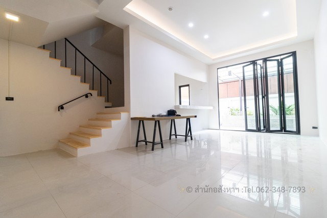 รูป ขาย ทาวน์โฮม 3 ชั้น ทำเลทอง ซอยภาวนา 5 (ลาดพร้าว 41) | ตอบโจทย์อยู่อาศัย & โฮมออฟฟิศ สภาพใหม่กิ๊ก พร้อม Rooftop ส่วนตัว! - รูปที่ 2/23