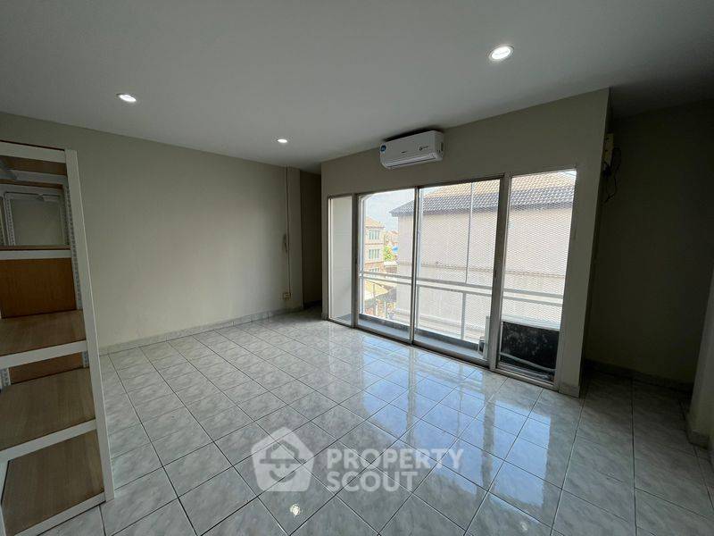 picture 3-BR Townhouse For Sale 220 Sqm Bang Chak, Phra Khanong (ID 653458) - 15/17