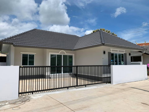 บ้านเดี่ยวชั้นเดียวอยู่ในทำเลย่านเศรษฐกิจ ใกล้ศูนย์การค้า โรงเรียนนานาชาติ  #C3MG100308