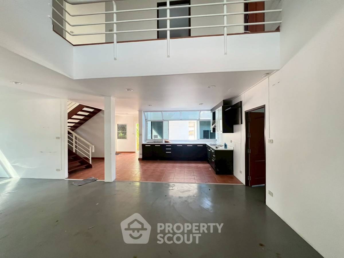 picture 4-BR Detached House With Garden, Thong Lo BTS Area, Bangkok (ID 3004415) - 3/10