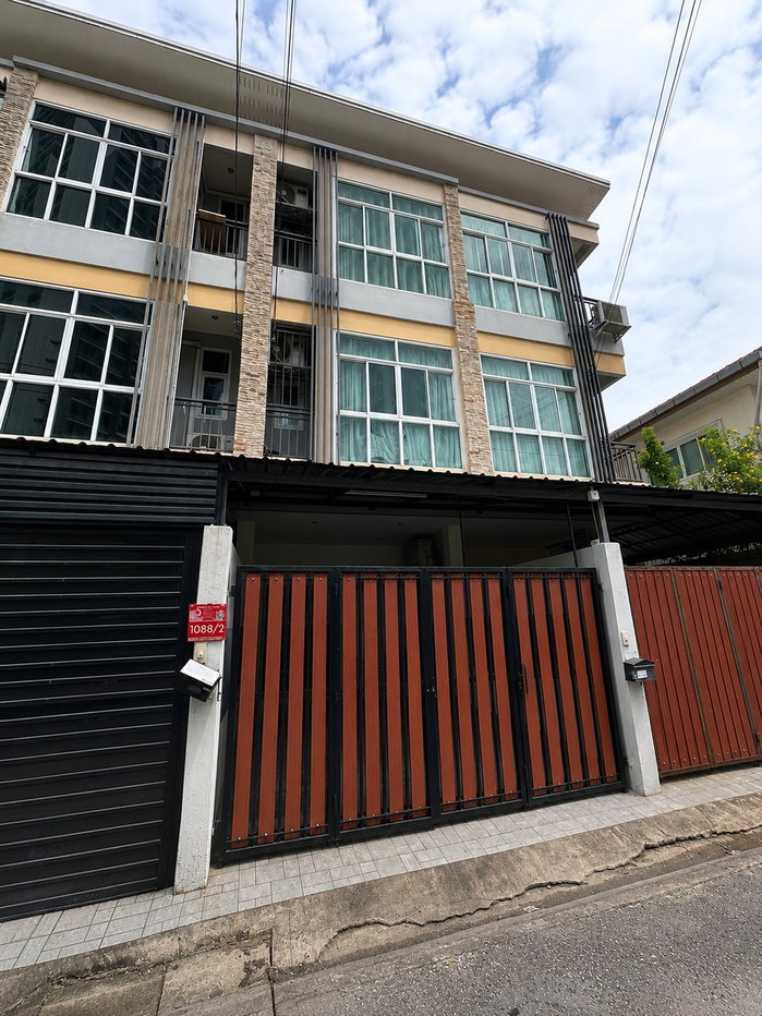 รูป 🏡✨ ให้เช่าทาวน์โฮม 3 ชั้น ใจกลางห้วยขวาง – เหม่งจ๋าย 📍 ซอยประชาอุทิศ | ทำเลศักยภาพ ใกล้รัชดา พระราม 9 และลาดพร้าว - รูปที่ 1/9