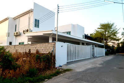 Houses for sale Chiang Mai : Luxury 2-Storey Semi-Detached Pool Villa