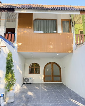 ทาวน์เฮ้าส์ 2 ชั้น รีโนเวทใหม่ทั้งหลัง ทำเลเมืองเชียงใหม่ #ป่าตัน เดินทางสะดวก ใกล้ศูนย์ราชการและโรงพยาบาล ราคาเพียง 2.79 ล้านบาท  #C2MG100187