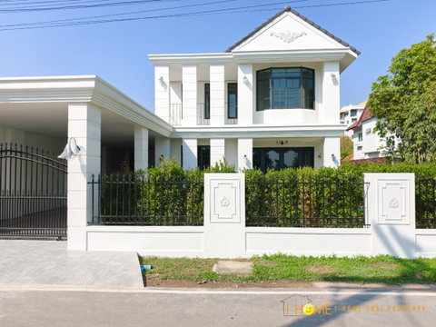  ขายบ้านเดี่ยวสองชั้น รีโนเวทใหม่   4 ห้องนอน 3 ห้องน้ำ  1 ห้องครัว  2 ที่จอดรถ   #C8MG100701