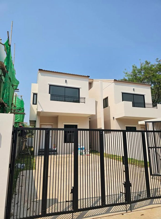 รูป ขายบ้านแฝดสองชั้น นอกโครงการทำเลย่านเศรษฐกิจ ทำเลวันนิมมาน #C8MG100711 - รูปที่ 1/19