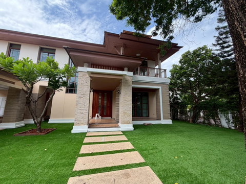 ให้เช่าบ้านหรู 2 ชั้น หมู่บ้าน Narasiri Pattanakarn-Srinakarin 135 ตร.ว.ใกล้โรงเรียนนานาชาติ และ MRT คลองกลันตัน