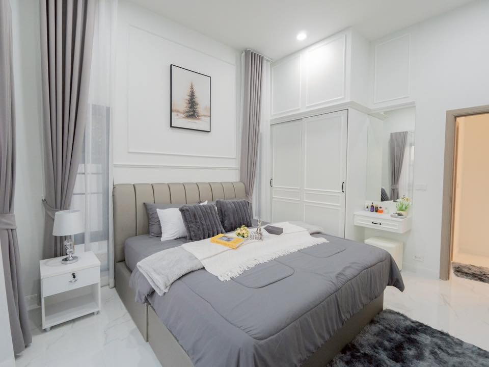 รูป บ้านหรูสไตล์อังกฤษ ตกแต่งพร้อมเข้าอยู่   สระว่ายน้ำส่วนตัว บรรยากาศเงียบสงบ   วิวทุ่งนา #CDK100829  - รูปที่ 9/20