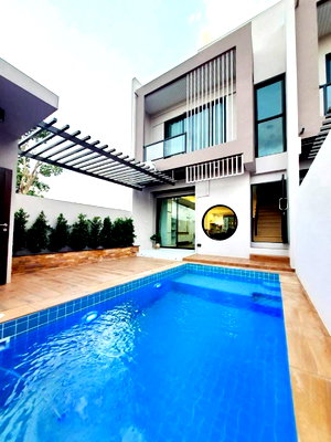 Townhouses for sale Khao Chi Chan : Two-story townhome for sale in Bang Saray. Prime location, ideal for both living and investment.