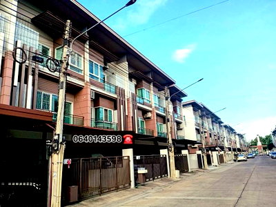 Townhouses for sale : Ready-to-move-in townhome in Korat, city location, next to the main road.