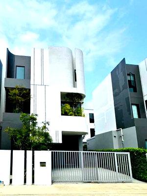 บ้านแฝดให้เช่า : ใหม่เอี่ยม! [ให้เช่า]  Altitude Forest Onnut ลาดกระบัง 1ก/7  บ้านแฝด 3 ชั้น พร้อมสระว่ายน้ำส่วนตัว ตรงข้ามโรบินสันลาดกระบัง