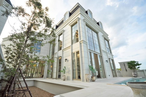 Luxury Pool Villa 3 ชั้น ขายบ้านหรูสไตล์โมเดิร์น พร้อมสระว่ายน้ำส่วนตัว ทำเลโรงเรียนนานาชาติลานนา #CHD101692
