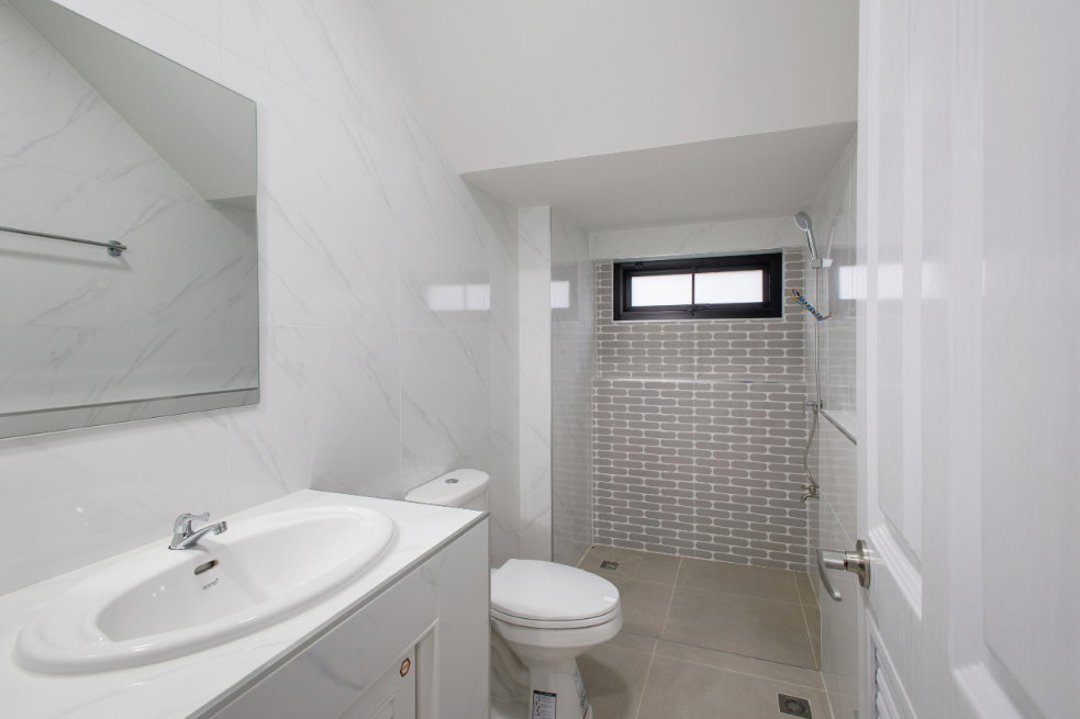 picture Spacious Two-Storey Detached House for Sale - 10/30