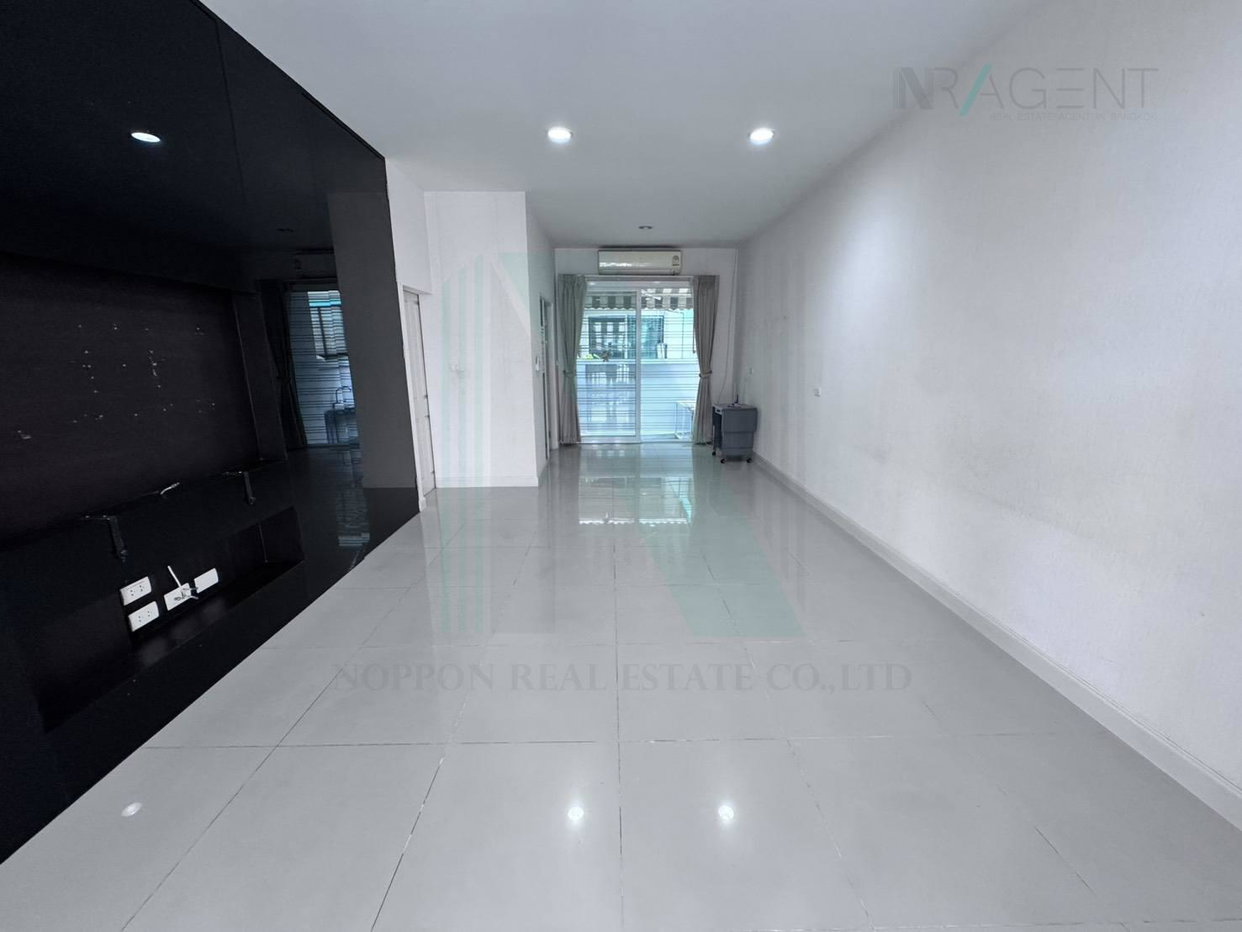 รูป ขายทาวน์เฮาส์ โครงการ บ้านกลางเมือง เอสเซ้นส์ ศรีนครินทร์ 3 ชั้น 3 ห้องนอน 3 ห้องน้ำ - รูปที่ 2/8