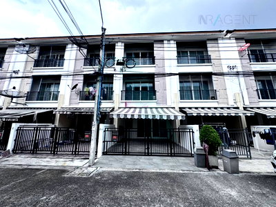 ขายทาวน์โฮม : ขายทาวน์เฮาส์ โครงการ บ้านกลางเมือง เอสเซ้นส์ ศรีนครินทร์ 3 ชั้น 3 ห้องนอน 3 ห้องน้ำ