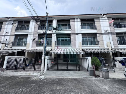 ขายทาวน์เฮาส์ โครงการ บ้านกลางเมือง เอสเซ้นส์ ศรีนครินทร์ 3 ชั้น 3 ห้องนอน 3 ห้องน้ำ