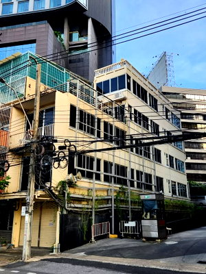 เช่าอาคารพาณิชย์ BTS ศาลาแดง : HR3536ให้เช่าอาคารพาณิชย์ทำเลทอง CBD แยกวิทยุ-พระราม 4 (ติดถนนใหญ่-หลังมุม) สเปซสวย 2 ชั้น 200 ตร.ม. ตรงข้ามสวนลุมพินี ใกล้ One Bangkok