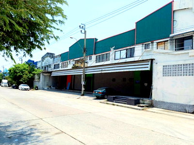 Factory for sale Dhonburi Rajabhat University Samut Prakan Campus : Warehouse for sale, 1,500 sq m, prime location on Theparak Road, in good condition and ready for use.