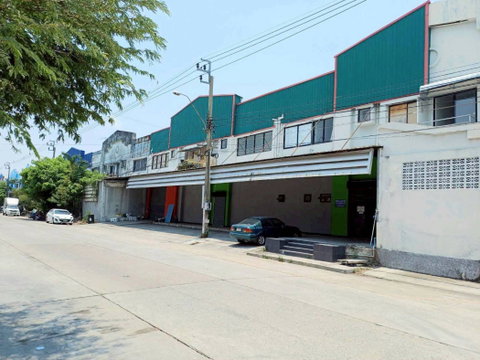 Warehouse for sale, 1,500 sq m, prime location on Theparak Road, in good condition and ready for use.