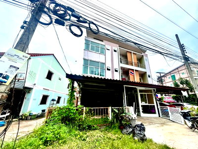 Townhouses for sale : FOR SALE  TOWNHOUSE PROPERTY  4410000 BAHT.