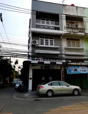 Shophouses for rent Nonthaburi : Commercial Building with Fully Decorated Ground Floor, Suitable for Office or Retail Space