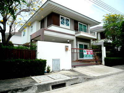 บ้านเดี่ยว บ.ซัมมิท อีเล็คโทรนิค คอมโพเน้นท์ : ขายบ้านเดี่ยว 2 ชั้น หมู่บ้านศุภาลัย ไพรด์ บางนา-ลาดกระบัง   ซ. ลาดกระบัง 54 ต. ษะจรเข้น้อย อำเภอบางเสาธง สมุทรปราการ 10570 บ้านสวย ทำเลดีมาก 