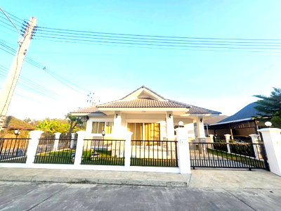 Houses for sale Chiang Mai :  Brand new single-story house for sale, outside of a housing project, prime location in San Kamphaeng. Only 2.5 million baht! 