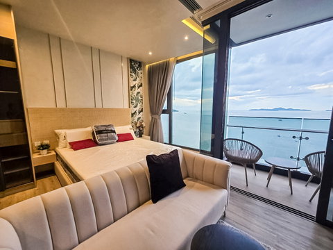 Arom Wongamat 1 Bedroom Condo for Sale High Floor Sea View