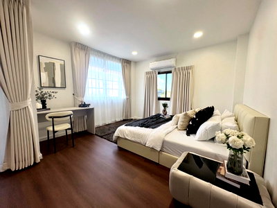 Home office for rent Thailand Cultural Centre  : 🌿 Newly Renovated Townhouse in Ratchadanivej | Pet-Friendly 🐾 | Near 🚇 MRT Ratchadaphisek | 400 SQ.M. Living Space ✨🏡