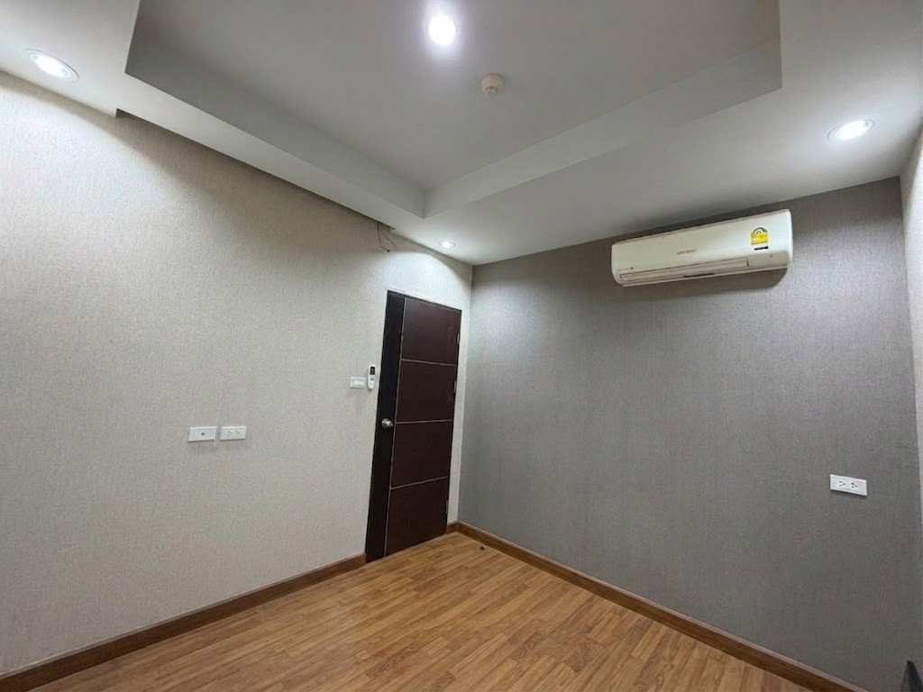 รูป 🔥 คอนโดห้องใหญ่ 2 ห้องนอน โซนคูคต เพียง 1.5 ล้าน! 🔥🏢 ลามูร์ คอนโด - รูปที่ 3/13