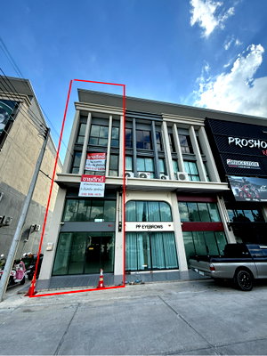 Shophouses for sale Pathumthani : FOR SALE BY OWNER: 3.5-Story Corner Unit Commercial Building Located near Future Park. 