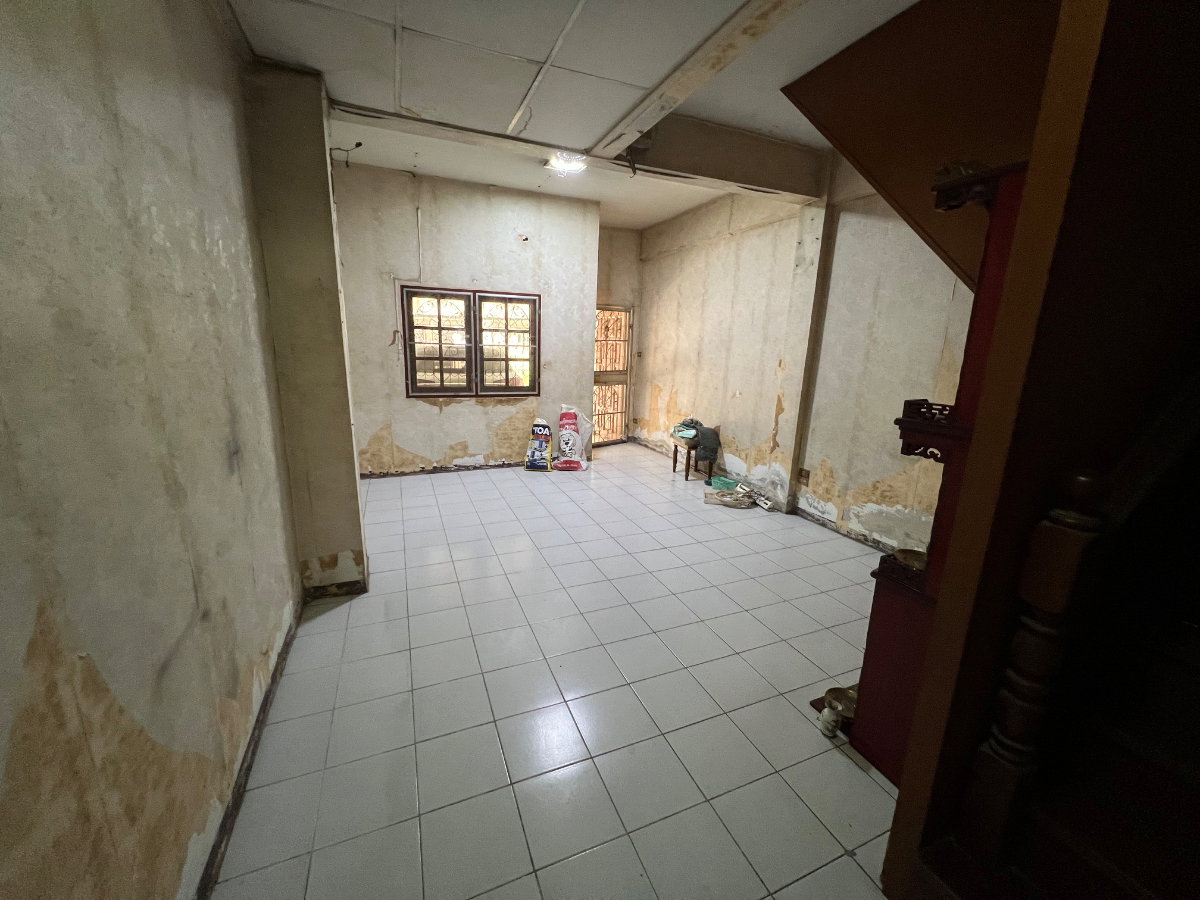 รูป ขายถูกตามสภาพ ทาวน์เฮ้าหมู่บ้านไพโรจน์ 3 ชั้น 20 ตร.ว 4 ห้องนอน 3 ห้องน้ำ - รูปที่ 6/28