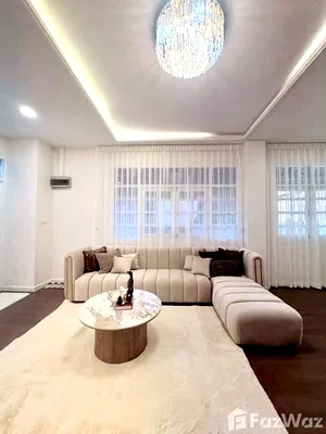 Townhouses for rent Thailand Cultural Centre  : 4 Bedroom Townhouse for rent in Sam Sen Nok, Bangkok  6493828