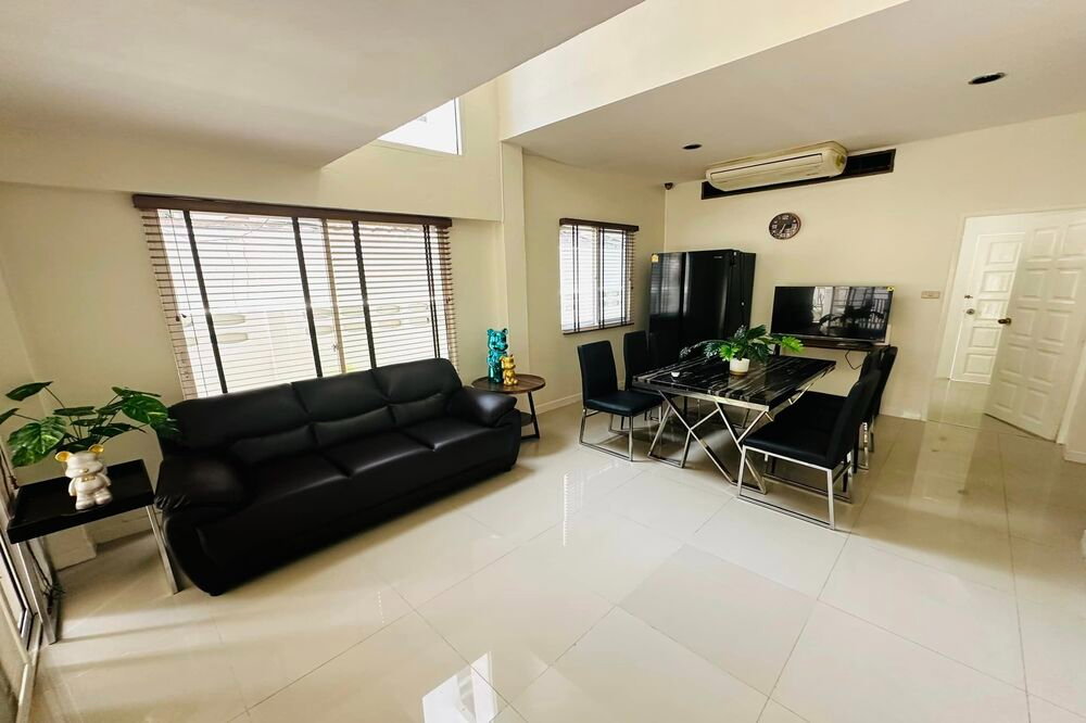 รูป เช่าบ้านเดี่ยว !!  House in Phromphong, 5 ห้องนอน, 5 ห้องน้ำ, 4 ชั้น, มีสวนขนาดเล็ก, มีที่จอด 2-3 คัน !! Code C20230109716 แต่งครบ, พร้อมเข้าอยู่ 📣📣 - รูปที่ 2/13