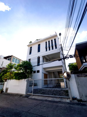 โฮมออฟฟิศ MRT สุทธิสาร :  🏢 [ขาย] โฮมออฟฟิศ 4 ชั้น สไตล์โมเดิร์น มินิมอล