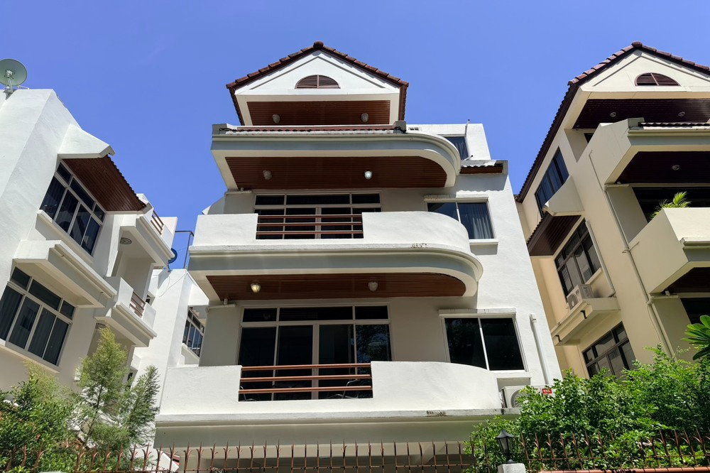 รูป เช่าบ้านเดี่ยว !!  House in Phromphong, 5 ห้องนอน, 5 ห้องน้ำ, 4 ชั้น, มีสวนขนาดเล็ก, มีที่จอด 2-3 คัน !! Code C20230109716 แต่งครบ, พร้อมเข้าอยู่ 📣📣 - รูปที่ 1/13