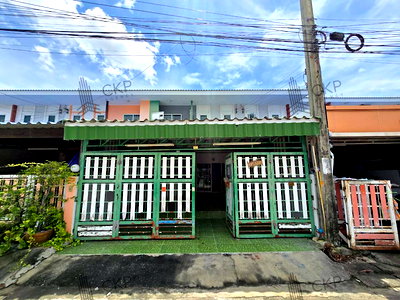 Townhouses for sale : Townhouse, Mandi Village, Tamru-Bang Phli, empty house with lots of usable space, can park 3 cars, price negotiable.