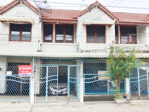 Two connected townhouses, ideal for large families, in Phanasonti 3 Village, located on Nimitmai Road.