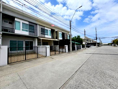 Townhouses for sale : Ready-to-move-in house, Indy Bangna Km. 26. Pleasant atmosphere, attractive project.