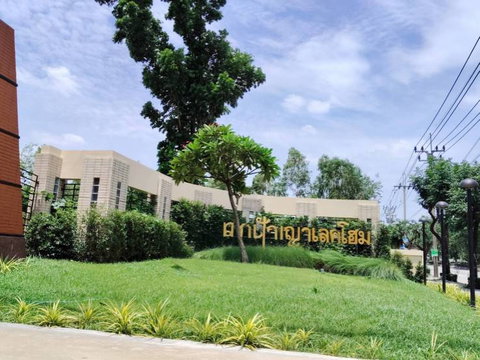 Urgent Sale: Detached house in Panya Lake Home Village, located on Nimitmai Road, includes a free prefabricated house.