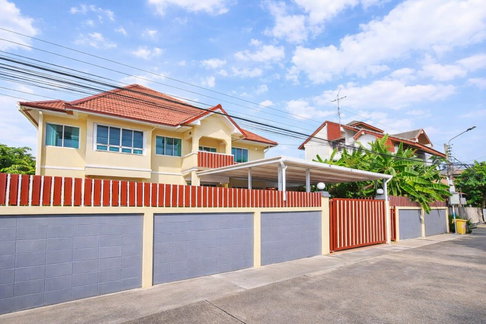 วชิรธรรมสาธิต 35-45 บ้านเดี่ยว 2 ชั้น 6นอน 3น้ำ ใกล้ BTSอุดมสุข 1.8กม. และซีคอนสแควร์ 1.9 กม. 100 ตร.วา 500 ตร.ม.