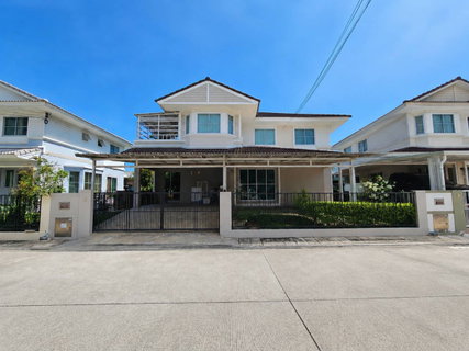 Two-story detached house in Pruklada Bangna project. Convenient transportation.