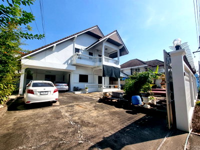 บ้านเดี่ยว วิทยาลัยการอาชีพพระสมุทรเจดีย์ : Call : 081-343-6920 ขายบ้านเดี่ยว ถนนจักกะพาก ปากน้ำ สมุทรปราการ เนื้อที่ 122.8 ตารางวา 6 ห้องนอน 2 ห้องน้ำ จอดรถ 6 คัน ตรงข้าม รพ.สมุทรปราการ