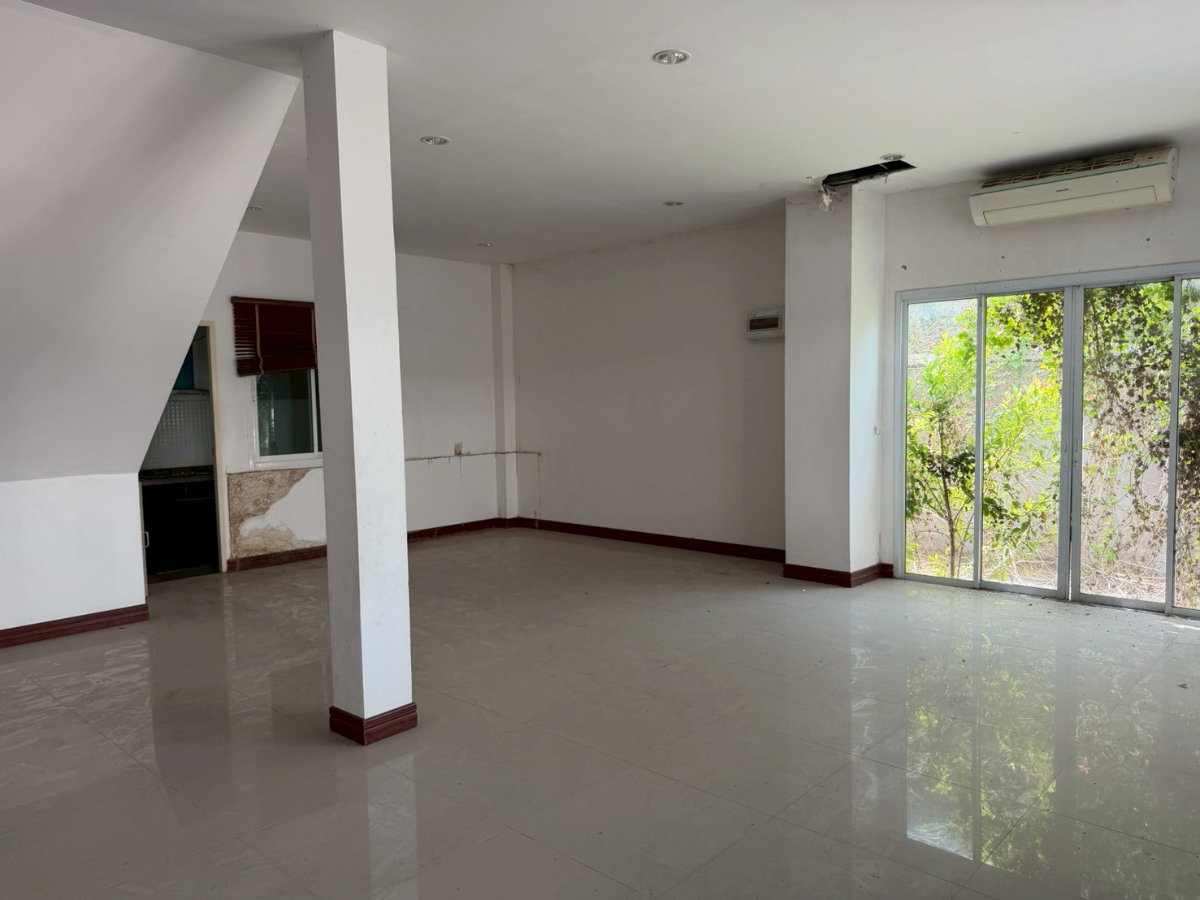 รูป 🏡 ทาวน์เฮ้าส์หลังใหญ่ ทำเลใจกลางเมืองชลบุรี หมู่บ้านอุ่นไอรัก - รูปที่ 9/10