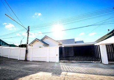 บ้านเดี่ยว พิพิธภัณฑ์ยางพารา  : Newly Renovated Pool Villa for Sale Khao Noi East Pattaya