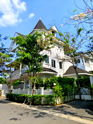 เช่าบ้านเดี่ยว ถนนสุขุมวิท : ให้เช่าวิลล่าหลังใหญ่ Fantasia Villa บางนา บ้านเดี่ยวสไตล์ยุโรป 3 ชั้น ใน International Village ทำเลศรีนครินทร์