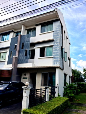 Townhouses for sale : TownPlus Theparak Bangplee Samutprakarn