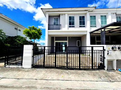Townhouses for sale : Corner unit, 2-story townhome in The Connect Wongwaen - Rama 9 project, near Suvarnabhumi Airport, convenient transportation.